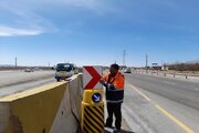 نصب تابلو و علائم در محور مجن توسط اداره ایمنی راههای اداره کل راه و شهرسازی شرق استان سمنان (شاهرود)