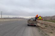 نصب تابلو و علائم در محور مجن توسط اداره ایمنی راههای اداره کل راه و شهرسازی شرق استان سمنان (شاهرود)