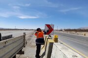 نصب تابلو و علائم در محور مجن توسط اداره ایمنی راههای اداره کل راه و شهرسازی شرق استان سمنان (شاهرود)