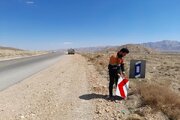 نصب تابلو و علائم در محور مجن توسط اداره ایمنی راههای اداره کل راه و شهرسازی شرق استان سمنان (شاهرود)