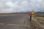 نصب تابلو و علائم در محور مجن توسط اداره ایمنی راههای اداره کل راه و شهرسازی شرق استان سمنان (شاهرود)