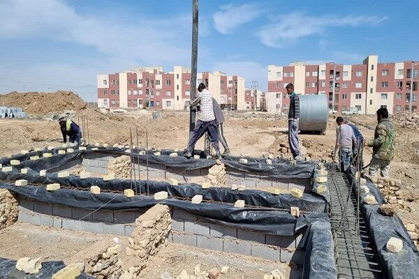 آغاز عملیات بتن ریزی فونداسیون مدرسه ۹ کلاسه در گلبهار اداره کل راه و شهرسازی خراسان رضوی