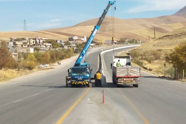 نصب ۵ کیلومتر نیوجرسی در محور فیروز آباد_نورآباد شهرستان دلفان نصب نیوجرسی