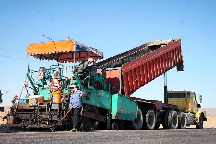 شروع اجرای روکش آسفالت محور سیاوشان به جعفرآباد در شهرستان آشتیان استان مرکزی آسفالت اراک