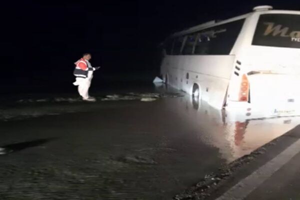 حضور مدیرکل راهداری جنوب استان در محور مسدود نیکشهر به چابهار / امدادرسانی فوری به مسافران گرفتار در سیل شهرام مبارکی