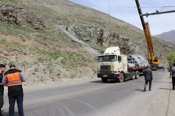ویدیو| عملیات نصب توری بر روی کوه جهت جلوگیری از ریزش سنگ در محور کرج_کندوان توسط راهداری استان البرز