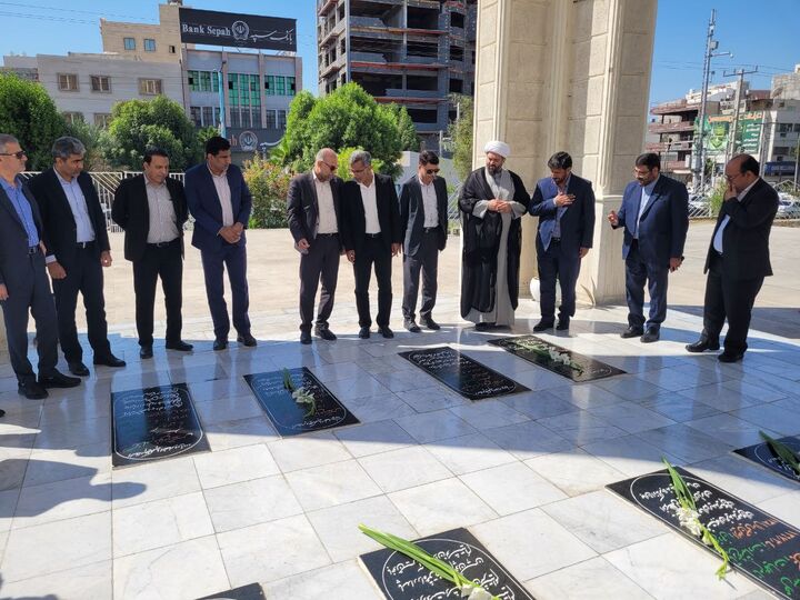 ادای احترام معاون توسعه مدیریت و منابع وزیر راه و شهرسازی به مقام شامخ شهدای بندرعباس  ع