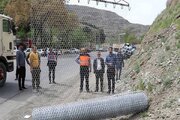 ببینید|گزارش تصویری از عملیات نصب توری بر روی کوه جهت جلوگیری از ریزش سنگ در محور کرج_کندوان توسط راهداری استان البرز