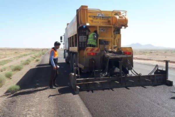 اجرای ۱۵ کیلومتر روکش آسفالت در محور آشتیان - آهنگران در استان مرکزی صادقی اراک