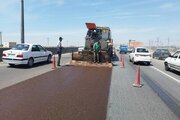 ببینید|عملیات اجرای پروژه روکش آسفالت حفاظتی(اسلاری سیل ) در لاین شمالی  آزادراه کرج-قزوین بعد از پل کردان توسط راهداری البرز