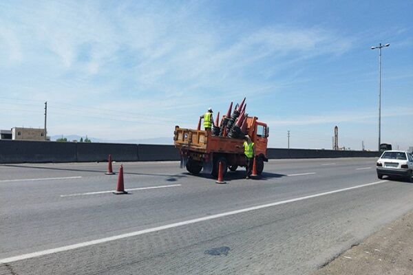 ویدیو|هزار روز کار و فعالیت اداره کل راه و شهرسازی شرق استان سمنان (شاهرود) دولت شهید رییس جمهور ببینید|عملیات اجرای پروژه روکش آسفالت حفاظتی(اسلاری سیل ) در لاین شمالی آزادراه کرج-قزوین بعد از پل کردان توسط راهداری البرز
