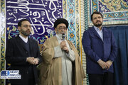 ببینید| حضور وزیر راه و شهرسازی در نماز جمعه و دیدار با امام جمعه تبریز