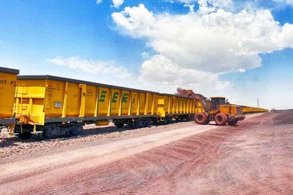 شروع بارگیری محموله ۲۰۰ هزار تنی کنسانتره سنگآهن در راهآهن کرمان بارگیری راه آهن لرستان