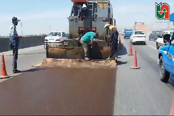 ویدیو|گزارش تصویری از عملیات آسفالت حفاظتی (اسلاری سیل )در لاین شمالی آزادراه کرج-قزوین  بعد از پل کردان توسط راهداری استان البرز