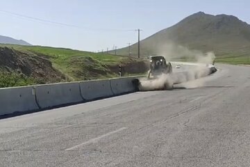 ویدیو| پاکسازی سطح راه در محورنورآباد_فیروزآباد ( شهرستان دلفان)