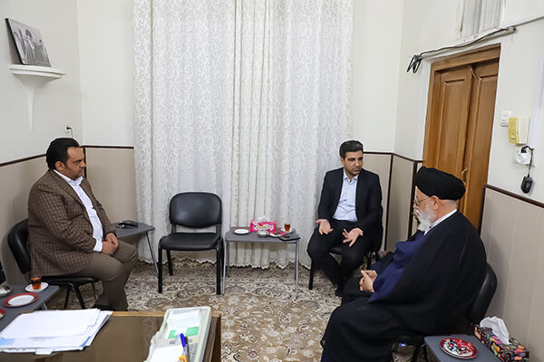 اجرای ۳۰۴ هزار تُن آسفالت و ۶۷۰۰ کیلومتر خطکشی در محورهای مواصلاتی استان یزد طی یک سال اخیر دیدار مدیرکل راهداری یزد با امام جمعه