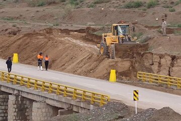ببینید| اجرای عملیات ترمیم آب‌بردگی‌ها و خسارات سیل در محورهای خراسان جنوبی