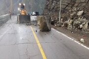 ببینید|گزارش تصویری از ریزش سنگ بر اثر بارش باران در محور کرج_کندوان محدوده پیچ واریان  و پاکسازی مسیر توسط راهداری استان البرز