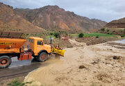 تلاش راهداران خراسان جنوبی برای ترمیم محورهای سیلزده