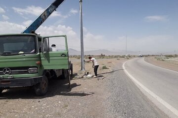 عملیات اجرایی روشنایی تقاطع کنارگذر شهرستان آران وبیدگل با محور ابوزیدآباد