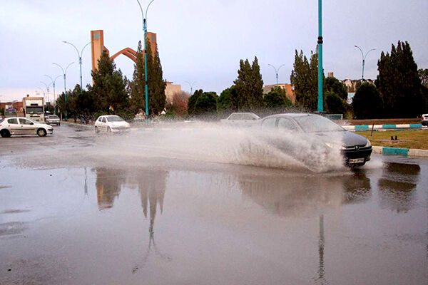 فعالیت سامانه بارشی و وزش باد شدید تا آخر هفته آب گرفتگی معابر