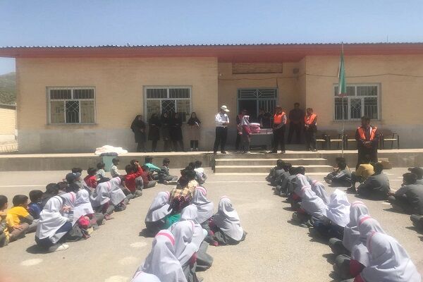 دانش آموزان روستایی حاشیه راههای شهرستان بروجن با شیوه ایمن و صحیح تردد آشنا شدند دانش آموزان روستایی حاشیه راه های شهرستان بروجن با شیوه ایمن و صحیح تردد آشنا شدند