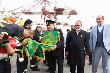 ببینید | ادای احترام جامعه بندری و دریایی منطقه ویژه اقتصادی بندر امام خمینی(ره) به پرچم متبرک بارگاه رضوی