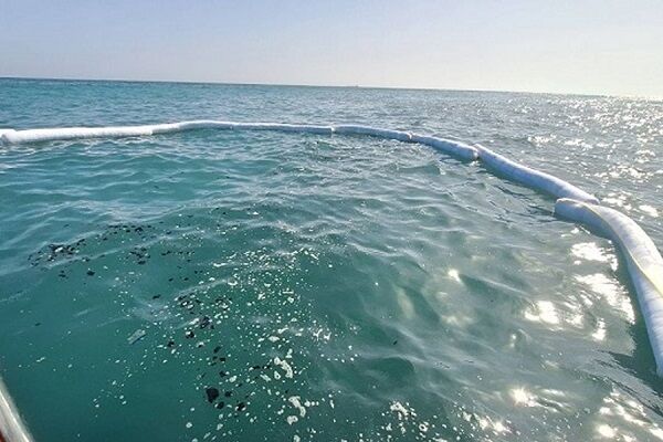آلودگی نفتی در سواحل چابهار مهار و جمعآوری شد آلودگی نفتی