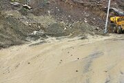 ببینید|وقوع سیلاب  و ریزش سنگ و گل و لای بر اثر بارش شدید باران در محور نوجان  به کرج_کندوان و تلاش راهداران گچسر برای بازگشایی محور