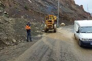 ببینید|وقوع سیلاب  و ریزش سنگ و گل و لای بر اثر بارش شدید باران در محور نوجان  به کرج_کندوان و تلاش راهداران گچسر برای بازگشایی محور