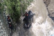 ببینید|️ نجات دو سرنشین خودرو پرادو توسط راهداران گچسر