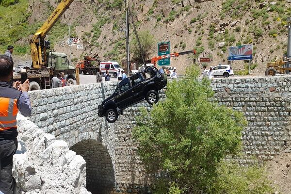 ویدیو |فیلم لحظه نجات سرنشینان خودروی سقوط کرده به داخل رودخانه کرج توسط راهداران استان البرز
