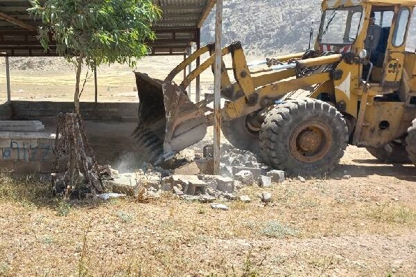 آزادسازی حریم و رفع آثار تجاوز  در محور خرم آباد_کوهدشت (روستای سرخه لیزه) ازاد سازی حریم