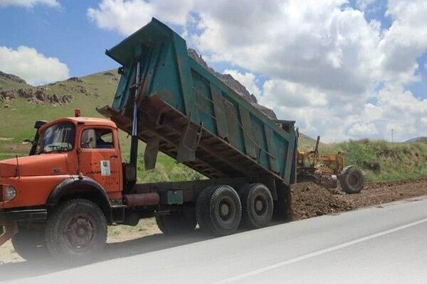 تداوم عملیات ایمن سازی جاده برهان توسط اداره کل راهداری و حمل‌ونقل جاده‌ای اذربایجان غربی