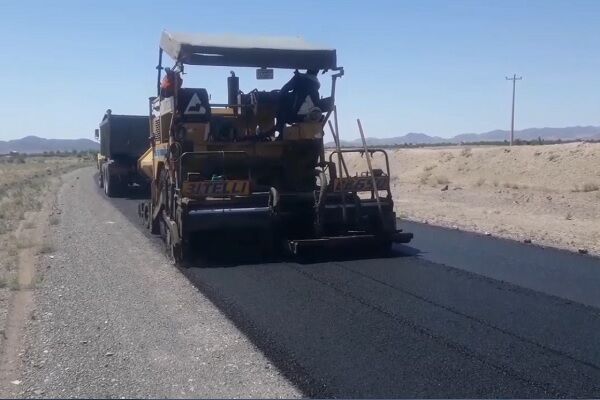 ویدیو| عملیات آسفالت راه روستایی نوق_انارستانک شهرستان فردوس توسط راهداران خراسان جنوبی