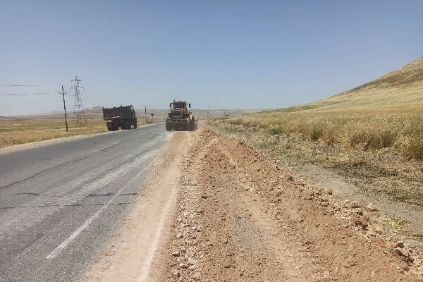 پاکسازی ۱۳۸ کیلومتر شانه و حاشیه راههای شهرستان کوهدشت ریزش برداری