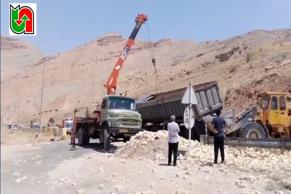 ویدئو| واژگونی تریلی حامل آجر در گردنه دالکی- کنارتخته/ ایمن سازی محور توسط راهداران