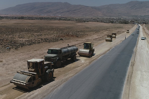 بهسازی و آسفالت ۹۱۵ کیلومتر راه روستایی استان فارس در دولت سیزدهم .