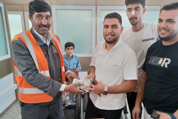 باربر امانتدار فرودگاه مشهد کیف پول ۶۵۰۰ دلاری را به صاحبش بازگرداند باربر فرودگاه مشهد