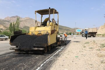 شروع عملیات آسفالت محور شهر مجن در شرق استان سمنان