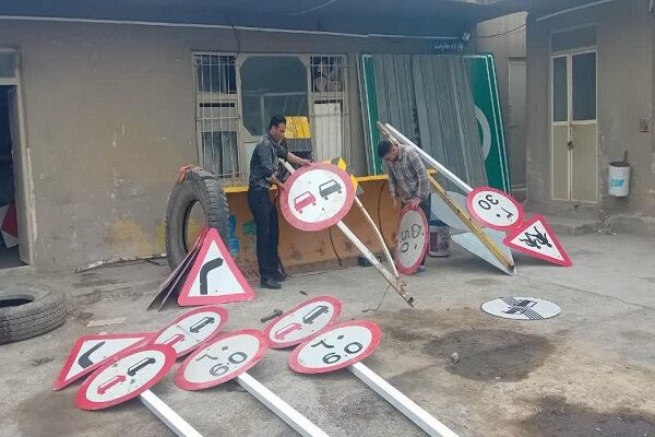 نصب ۱۵۰ تابلو و علائم هشدار دهنده جادهای در محورهای مواصلاتی شهرستان تکاب طی۳ ماه نخست سال جاری 24a0499c-8cd6-4ae9-b4e8-60435372e110.jpg
