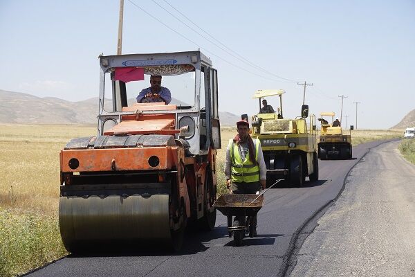ویدیو| روکش آسفالت محورهای روستایی چناران، اسفیدان و بابا امان توسط اداره کل راهداری و حمل و نقل جادهای خراسان شمالی روکش