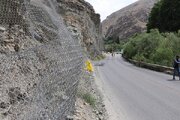 ببینید|گزارش تصویری از عملیات نصب توری بر روی ترانشه های ریزشی کوه در محور کرج _کندوان محدوده کندر توسط راهداری استان البرز