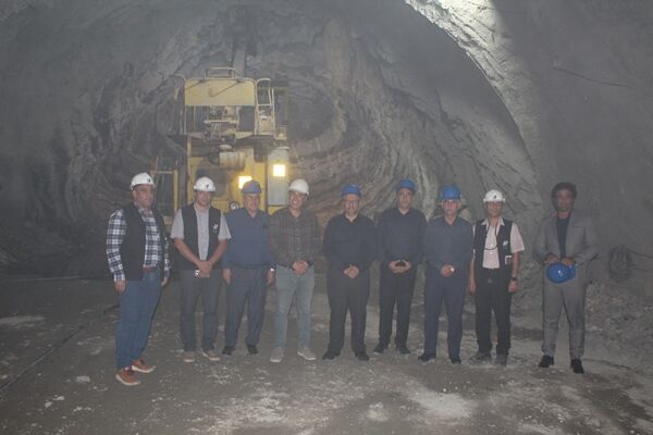 بازدید معاون شرکت ساخت از تونل دوم آزادی ایلام.JPG