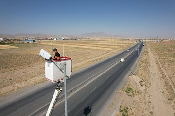 به روز رسانی سیستم روشنایی مسیر تردد زائرین اربعین حسین (ع) سه راهی صالح آباد شهرستان بهار