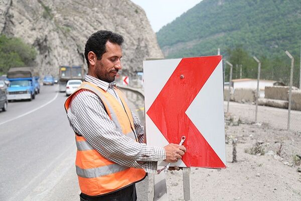 بازسازی و نوسازی علائم محورهای مواصلاتی در مازندران برای سفرهای تابستانی مازندران