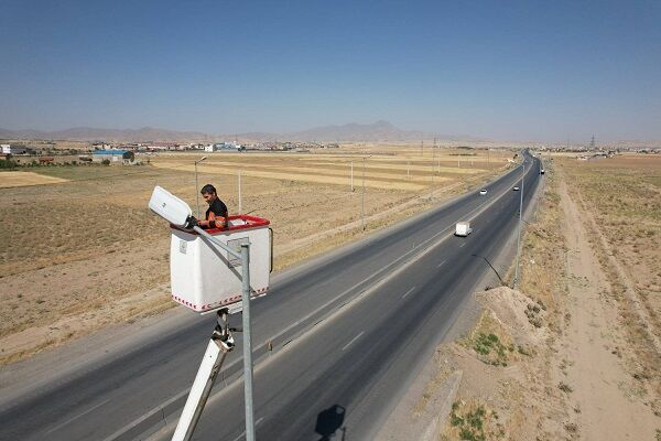 ویدیو|به‌روزرسانی سیستم روشنایی مسیر تردد زائرین اربعین در سه راهی صالح آباد شهرستان بهار همدان