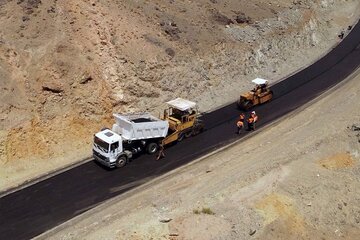 آسفالت راه روستایی گیوک به منظور بهره مندی از راه دسترسی مناسب
