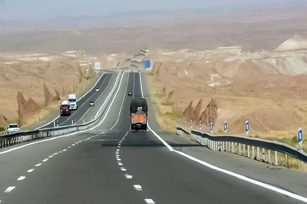 گرمای هوا تردد در محورهای مواصلاتی استان یزد را کاهش داد کاهش تردد