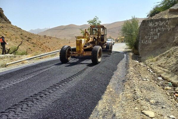 ببینید|گزارش تصویری از  عملیات لکه گیری محور نوجان از توابع محور‌ کرج-چالوس  توسط راهداری گچسر